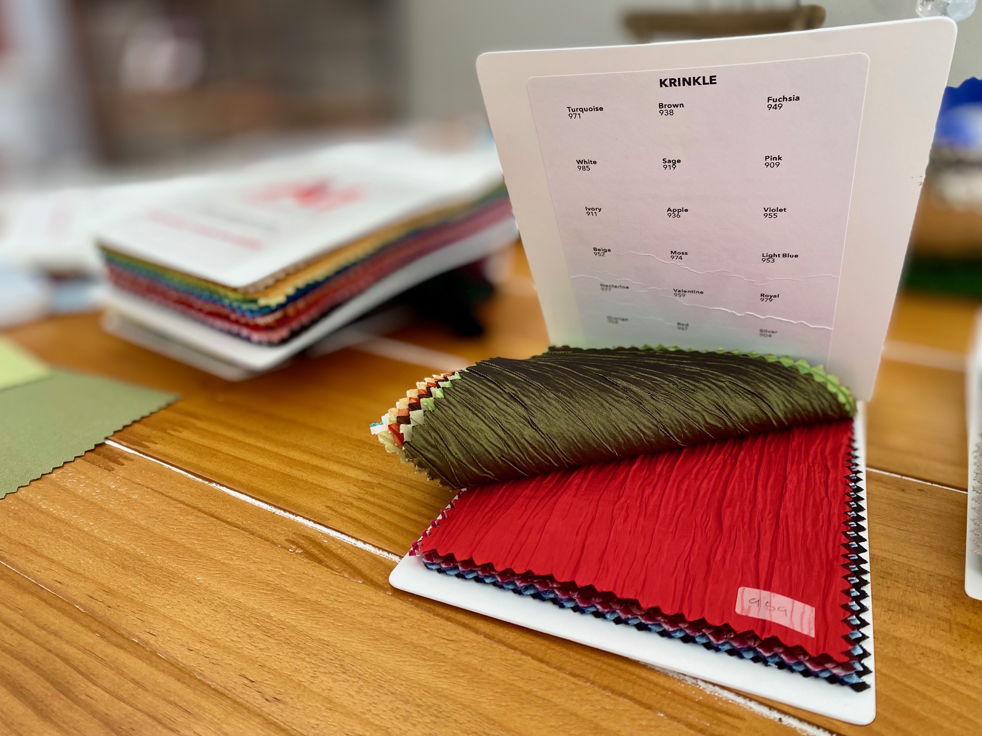 5 Red and Green Tablescapes That Don’t Scream “Christmas!”